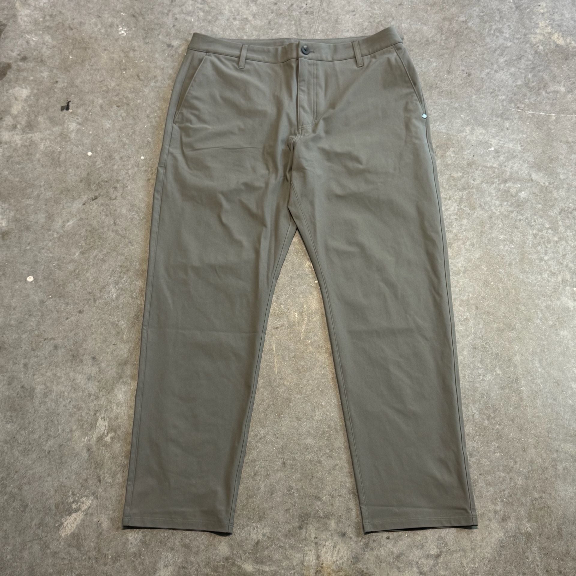 Vuori Men's Meta Pant Athletic Size 34 Dark Oregano 2