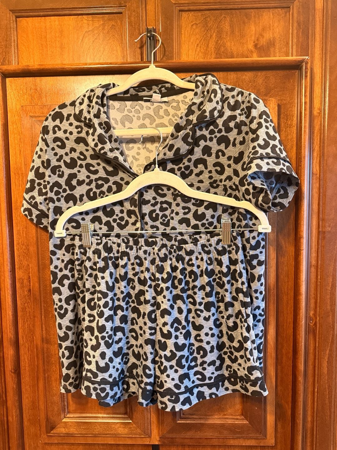 Roudelain Women's Grey Leopard Print 2-Piece Pajama Set, Size Medium 2
