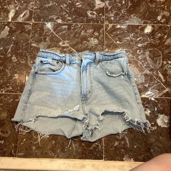 Abercrombie & Fitch The Mom Short High Rise Distressed Denim Shorts Size 26/2