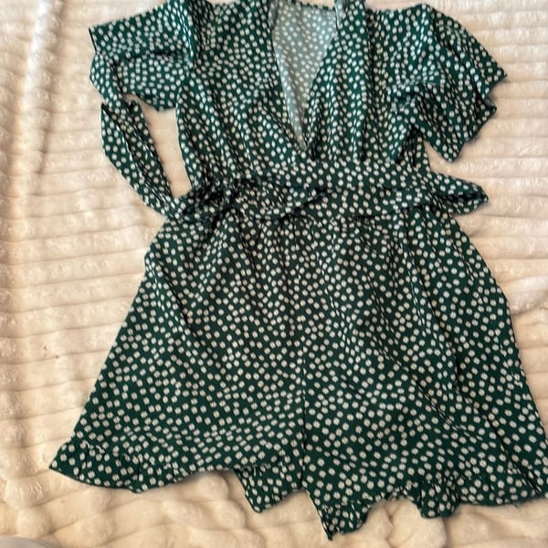 SHEIN Green Daisy Print V-Neck Tie Waist Ruffle Romper