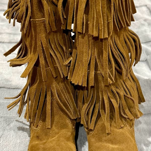 Minnetonka 3-Layer Fringe Suede Boots Dusty Brown Size 9 NWOB