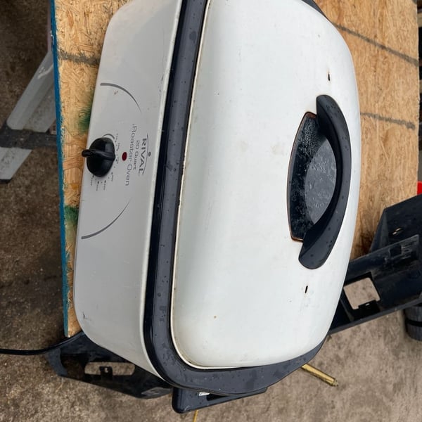 Rival 16 Quart Electric Roaster Oven and Buffet. Preowned.