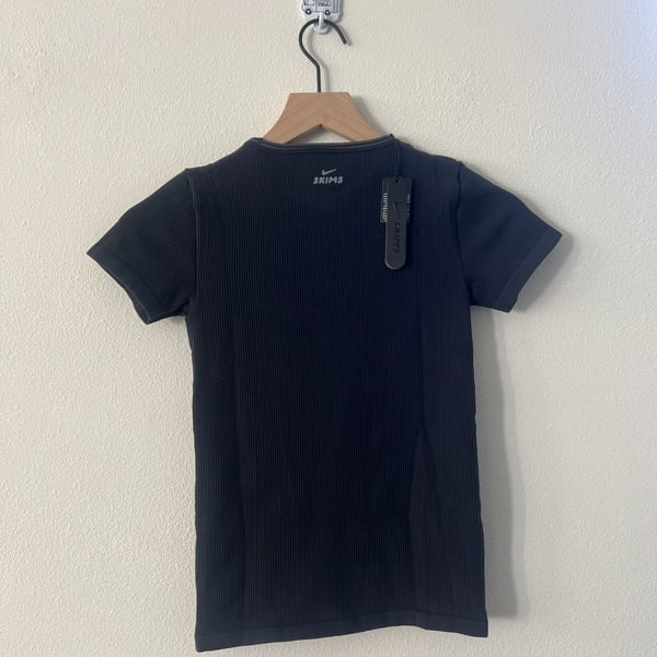 Nike x SKIMS Ribbed Seamless Short Sleeve Top Obsidian/Armor Size XS tshirt black NWT $74 retail
