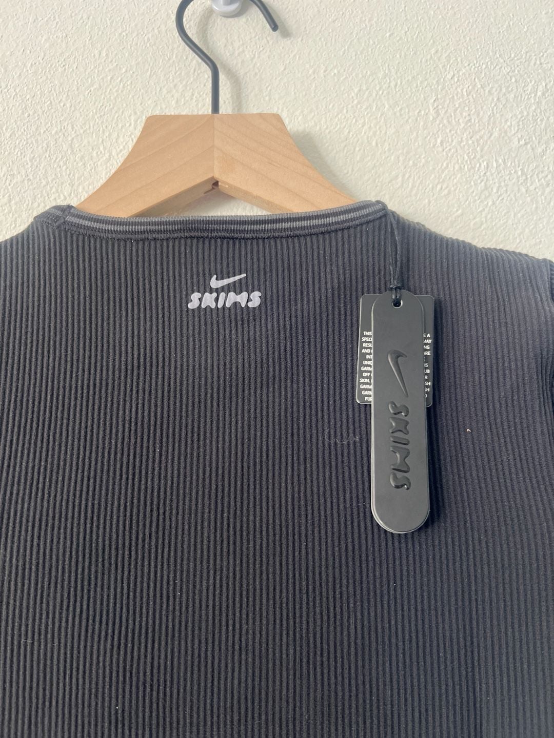 Nike x SKIMS Ribbed Seamless Short Sleeve Top Obsidian/Armor Size XS tshirt black NWT $74 retail 3