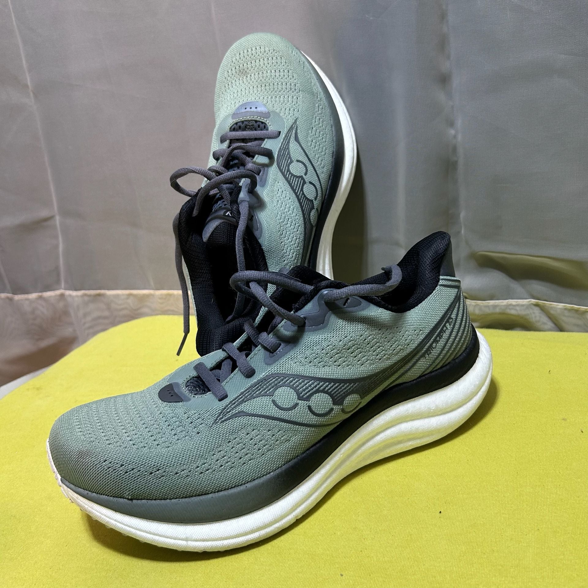 Saucony Triumph 23 Men's Running Shoes Iceberg Carbon Size 8.5 Wide 2
