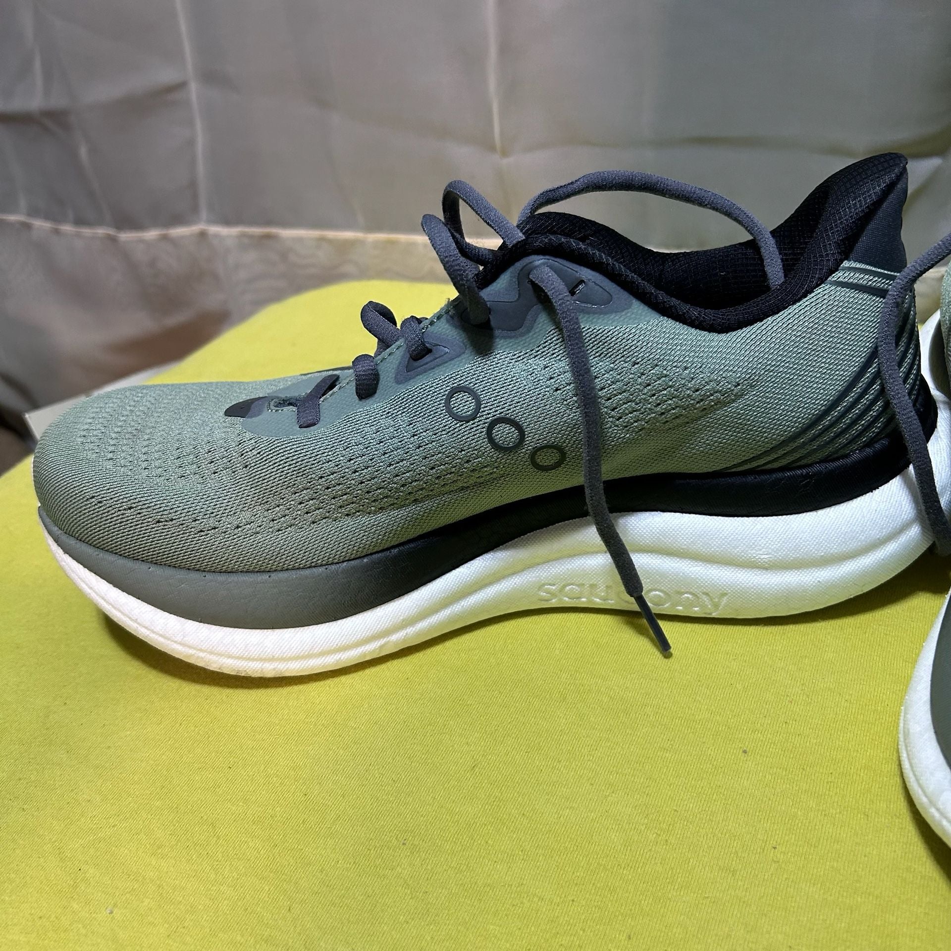Saucony Triumph 23 Men's Running Shoes Iceberg Carbon Size 8.5 Wide 7