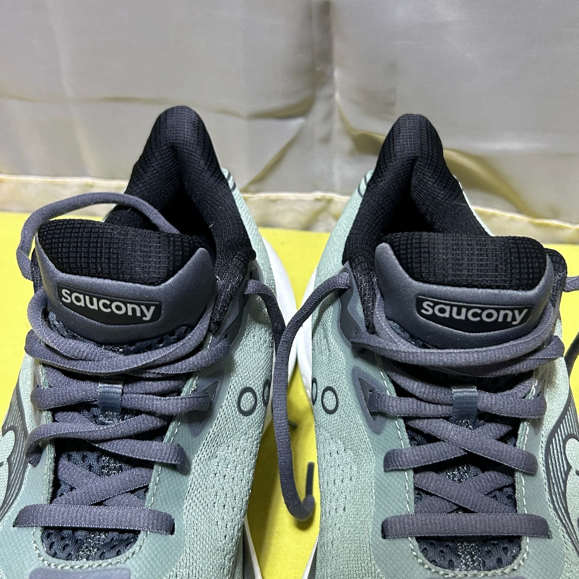 Saucony Triumph 23 Men's Running Shoes Iceberg Carbon Size 8.5 Wide 11