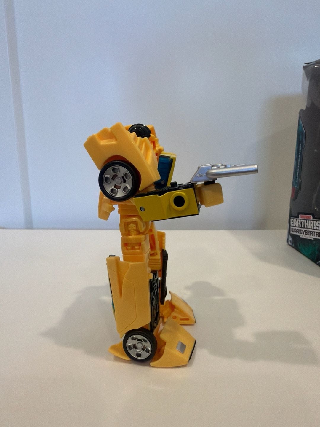 Transformers War for Cybertron: Earthrise Deluxe Class WFC-E36 Sunstreaker 3