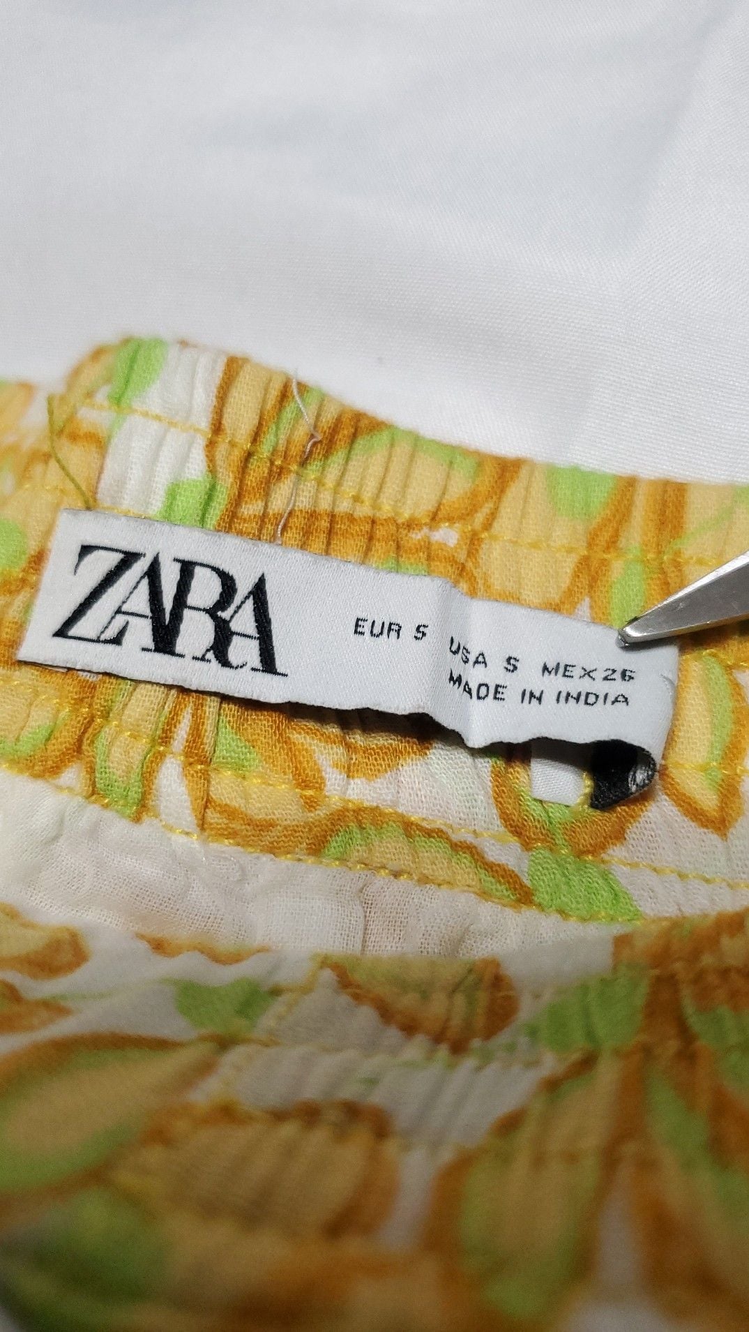 Zara Yellow and Green Floral Daisy Print Shorts Size Small 4