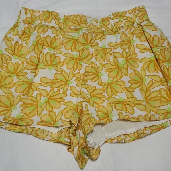 Zara Yellow and Green Floral Daisy Print Shorts Size Small