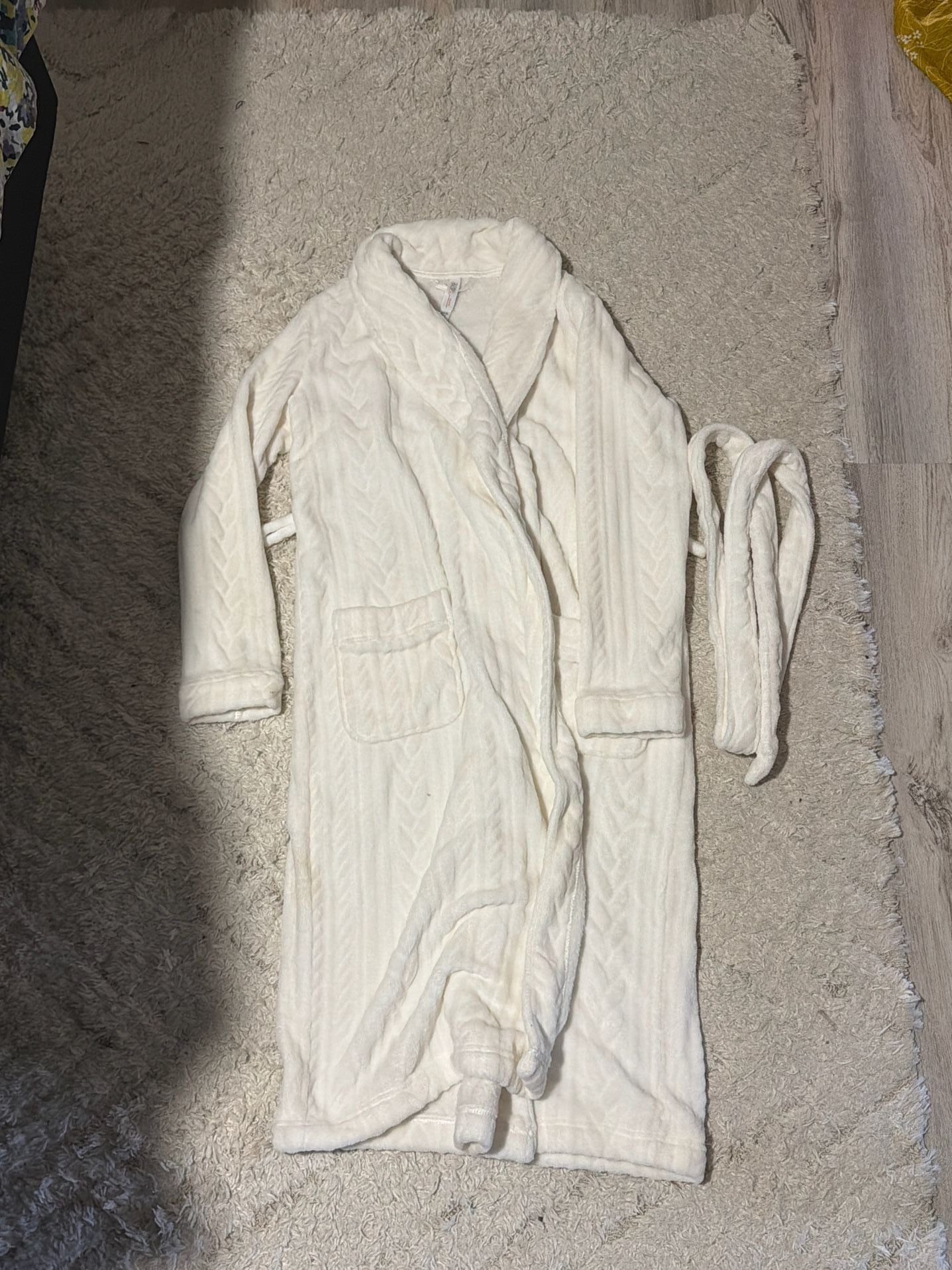 Gilligan & O'Malley White Plush Chevron Textured Bathrobe Size XS/S 2