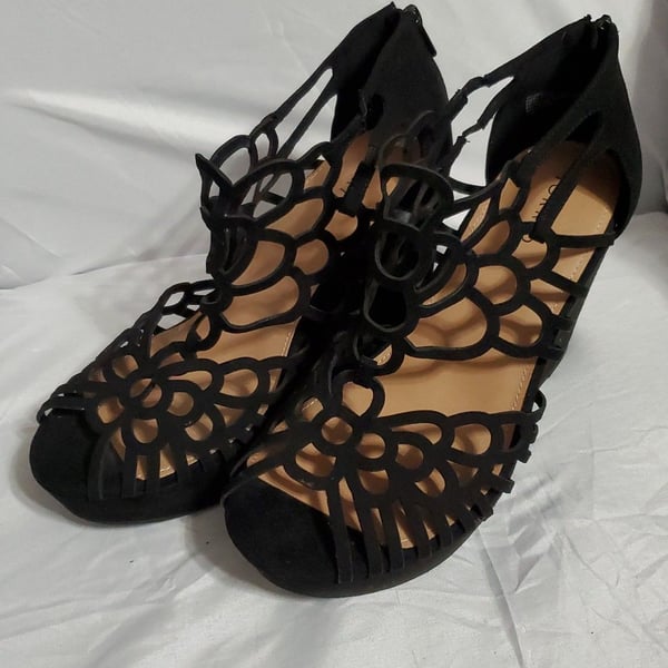 NWT Torrid Black Faux Suede Laser Cut Circle Platform Wedge Sandals Size 11W