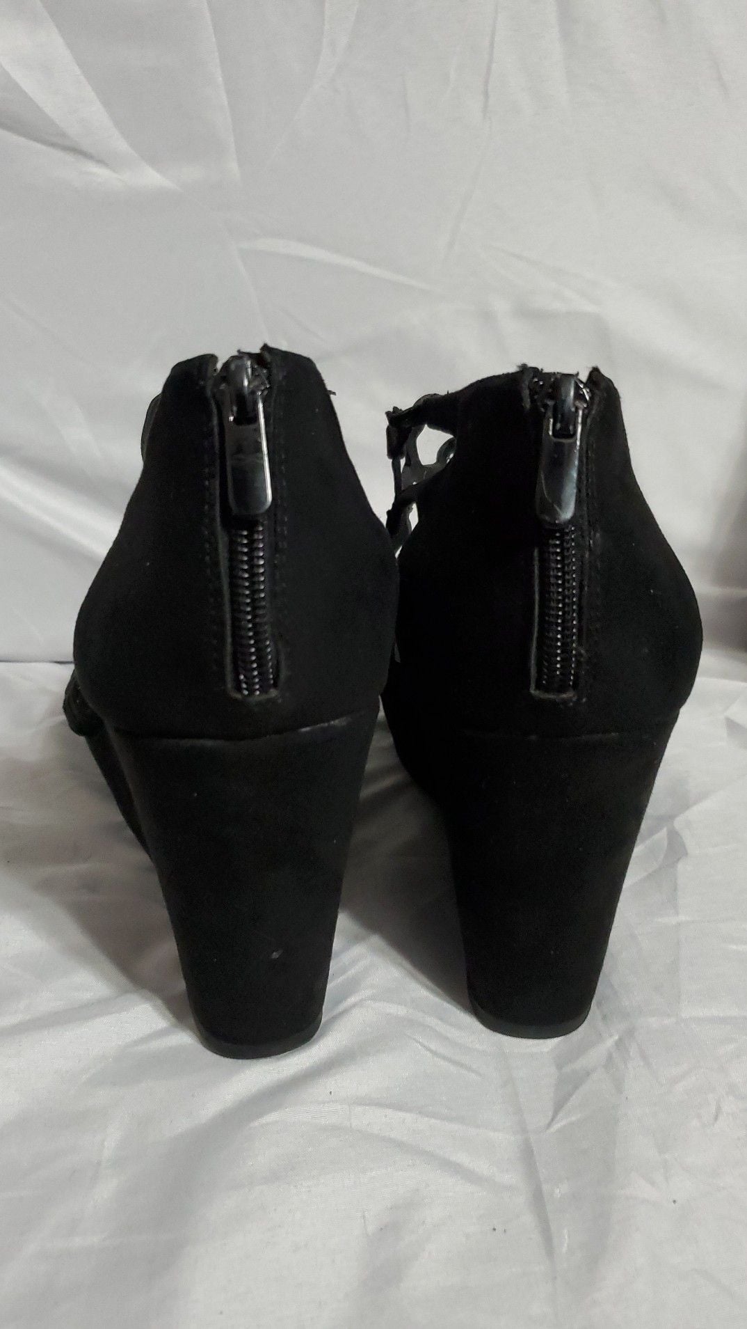 NWT Torrid Black Faux Suede Laser Cut Circle Platform Wedge Sandals Size 11W 7
