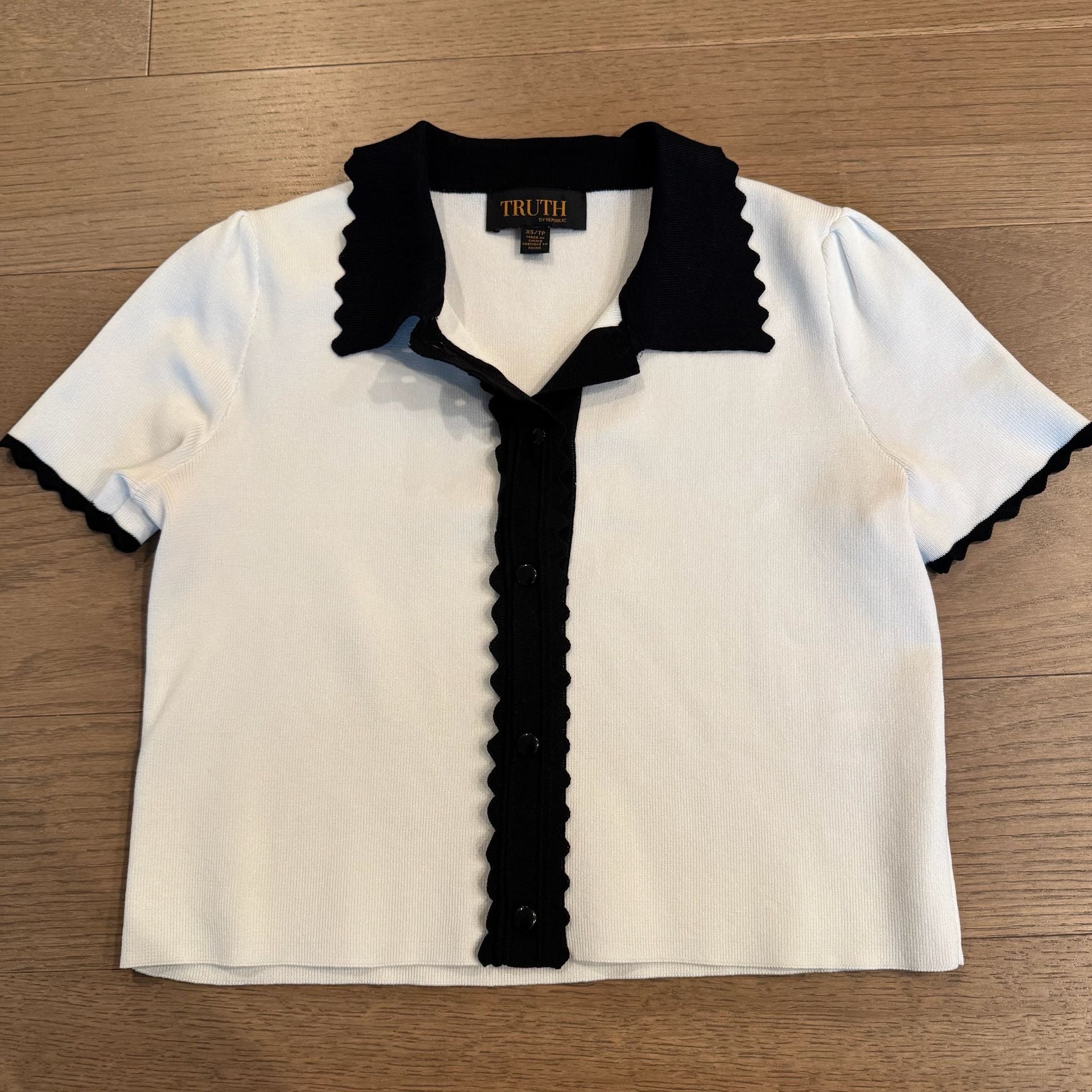 Truth by Republic White Scalloped Trim Knit Button-Up Top Size XS 3