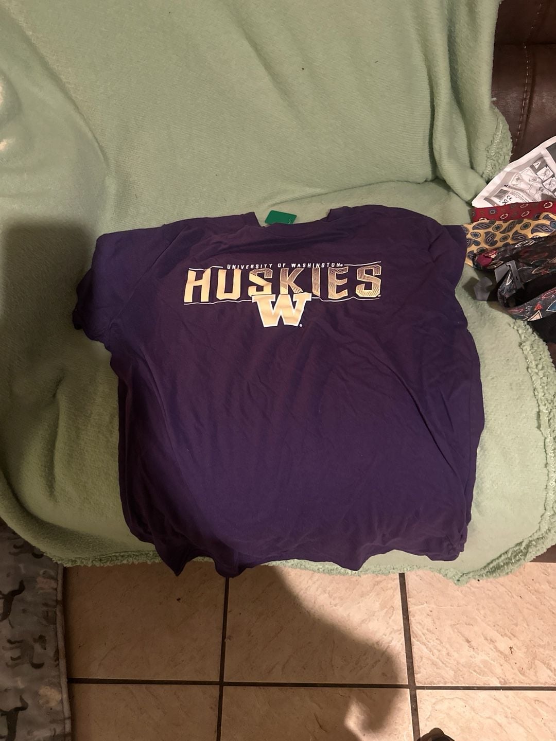 University of Washington Huskies Purple Short Sleeve Graphic T-Shirt 2