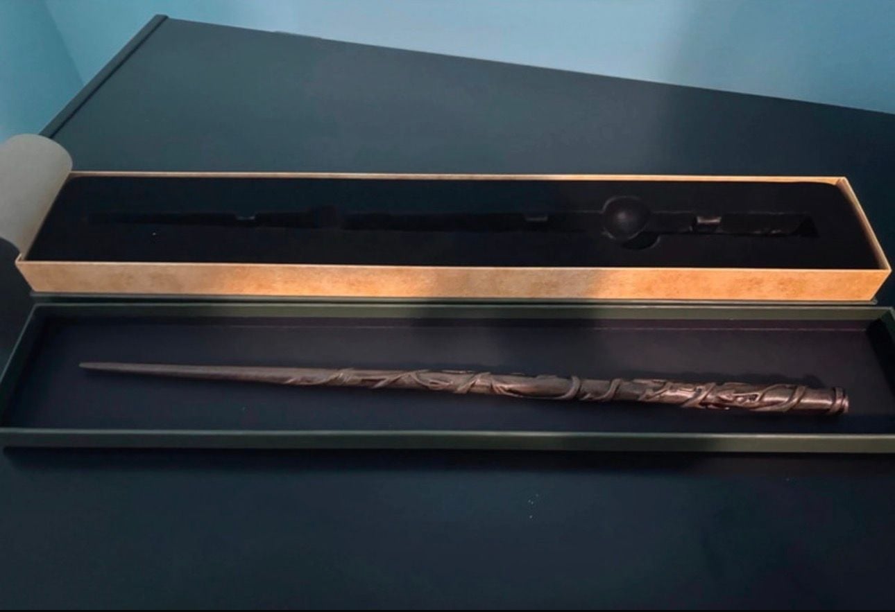 Harry Potter Hermione Granger Wand Replica with Collector's Box 2