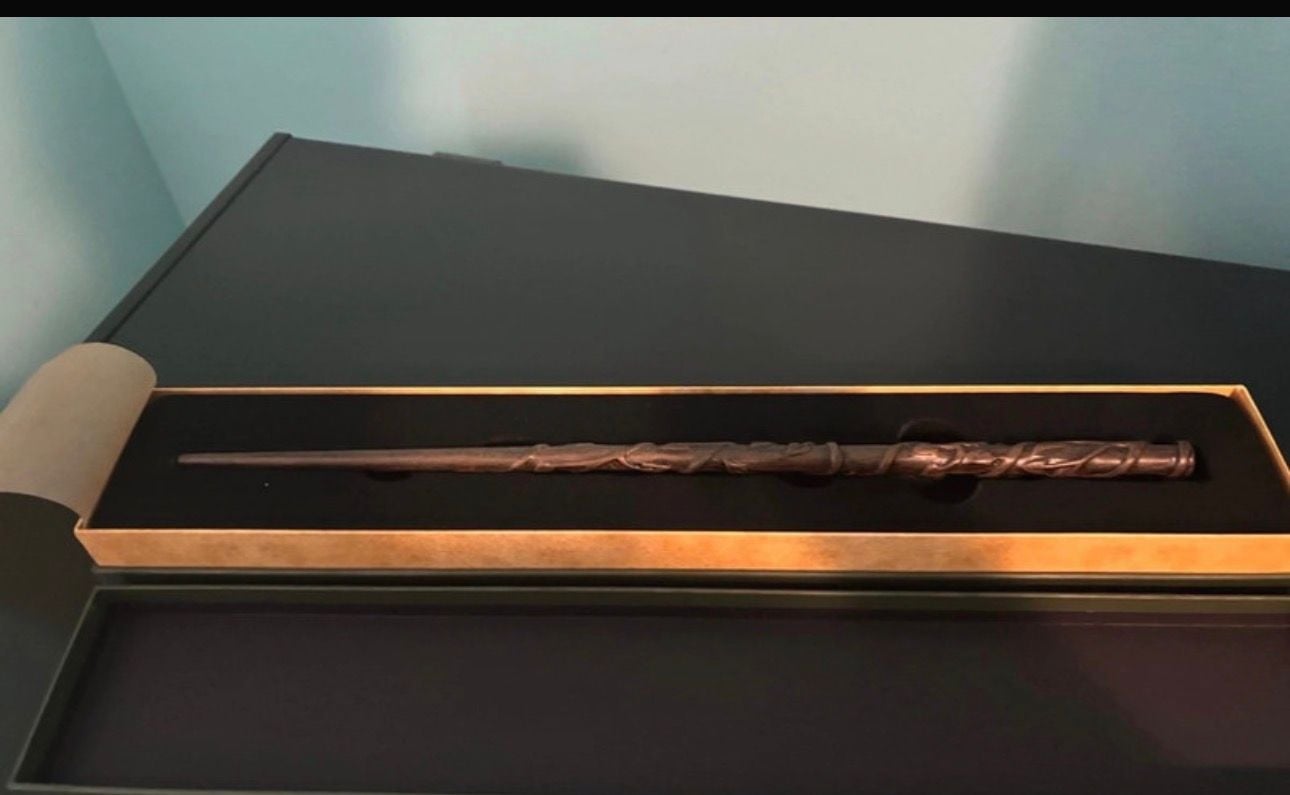Harry Potter Hermione Granger Wand Replica with Collector's Box 3
