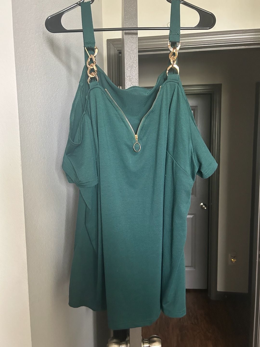 SHEIN CURVE Plus Size Cold Shoulder Chain Strap Zipper Front Top, 5XL 2