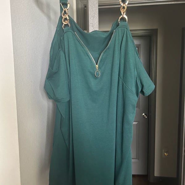 SHEIN CURVE Plus Size Cold Shoulder Chain Strap Zipper Front Top, 5XL