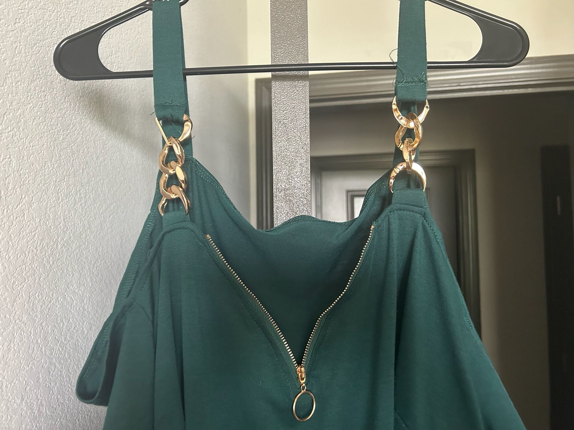 SHEIN CURVE Plus Size Cold Shoulder Chain Strap Zipper Front Top, 5XL 3