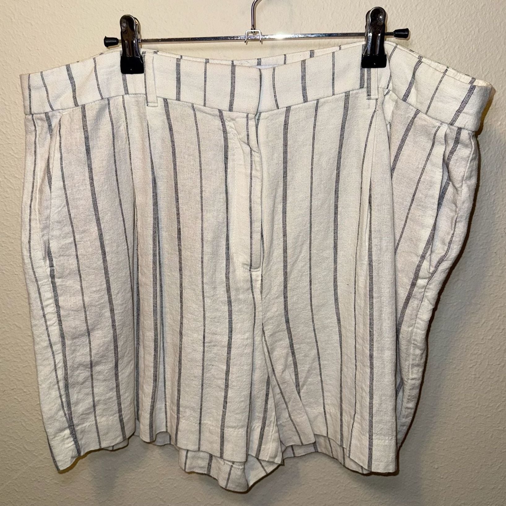 Old Navy Taylor Extra High-Rise Linen-Blend Striped Shorts Size L 2