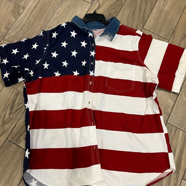 Vintage American Flag Stars and Stripes Short Sleeve Button Down Shirt with Denim Collar