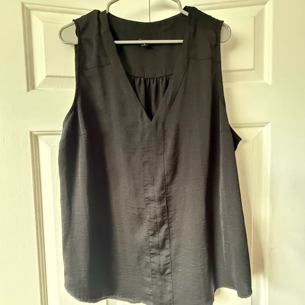 Torrid Black V-Neck Sleeveless Blouse Size 2