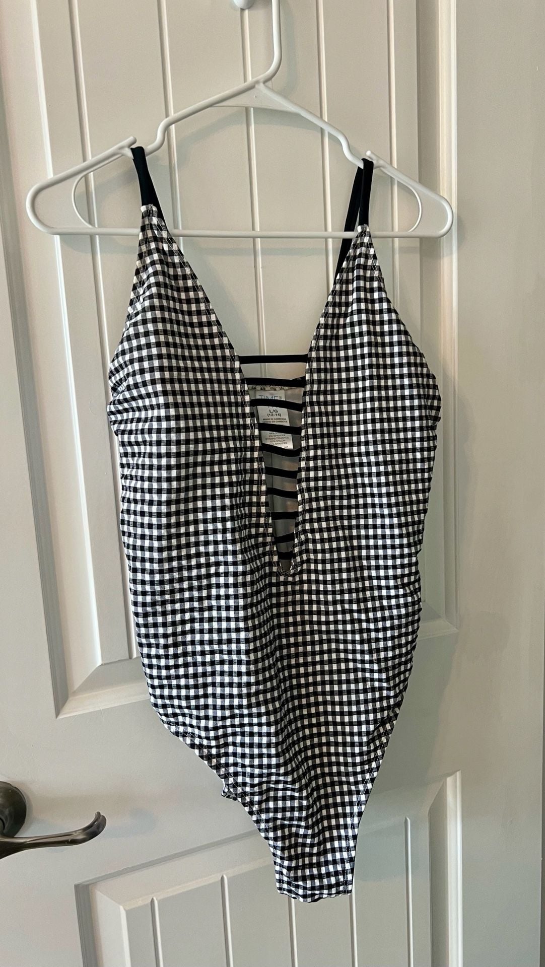 Time and Tru Black and White Gingham Strappy V-Neck One-Piece Swimsuit, Size Large (12-14) 2