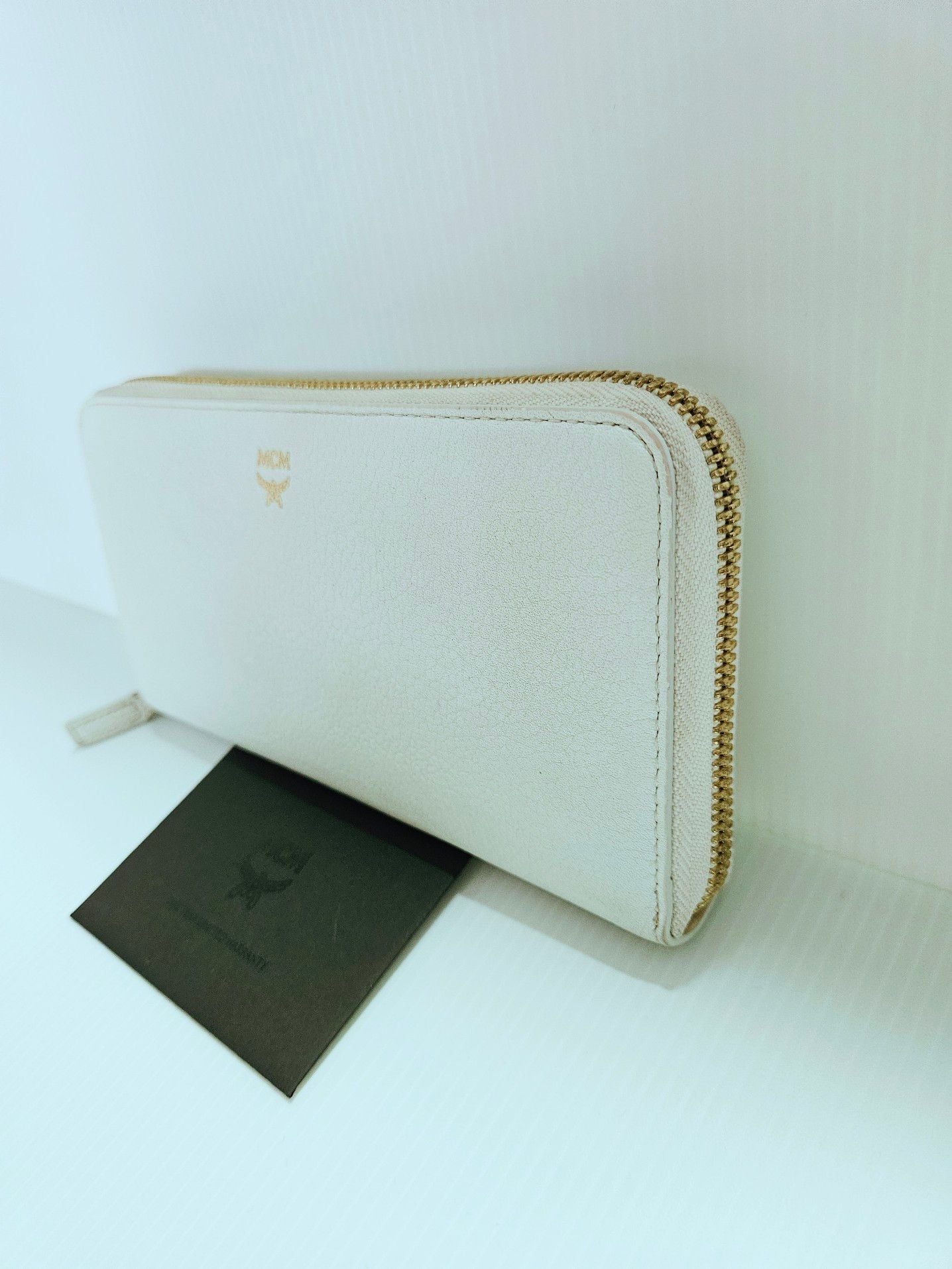 MCM White Pebbled Leather Logo Zip Around Wallet EUC  9