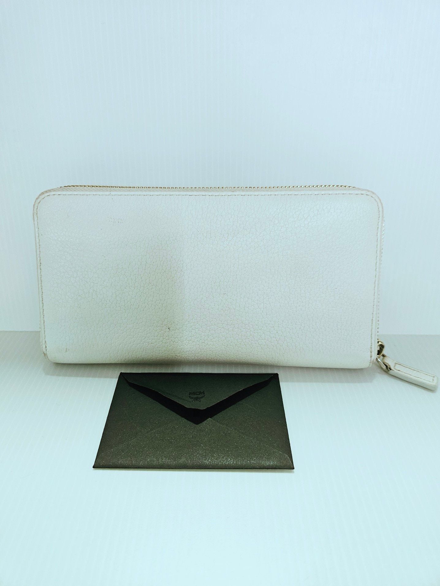 MCM White Pebbled Leather Logo Zip Around Wallet EUC  10
