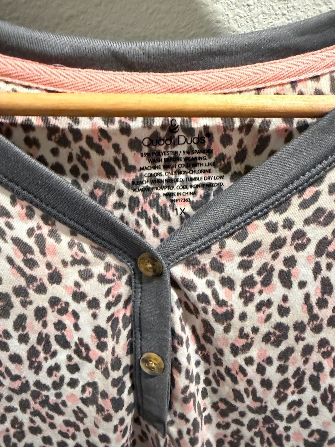 Cuddl Duds Leopard Print 2-Piece Pajama Set Henley Top & Joggers Size 1X 3
