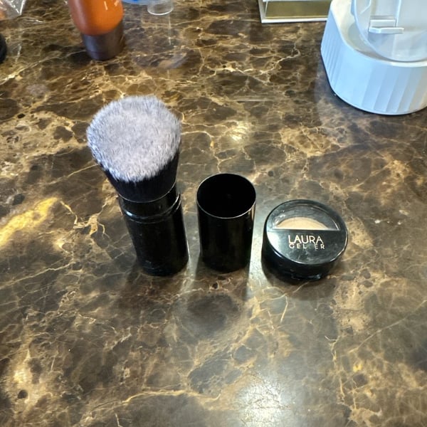 Laura Geller Retractable Kabuki Brush & Mini Baked Highlighter in French vanilla