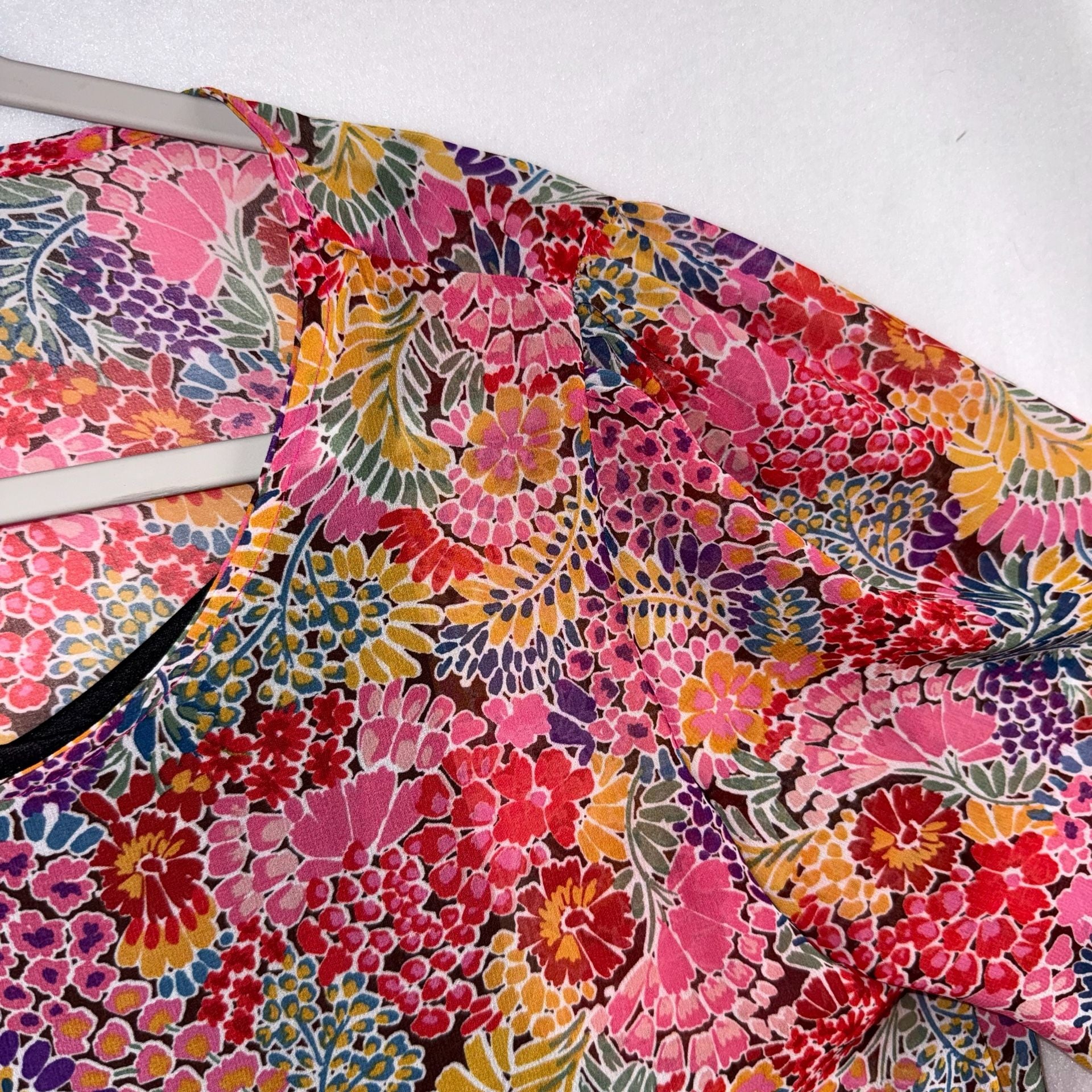 Les Amis Vibrant Floral Print Blouse with Smocked Cuffs - Medium  8