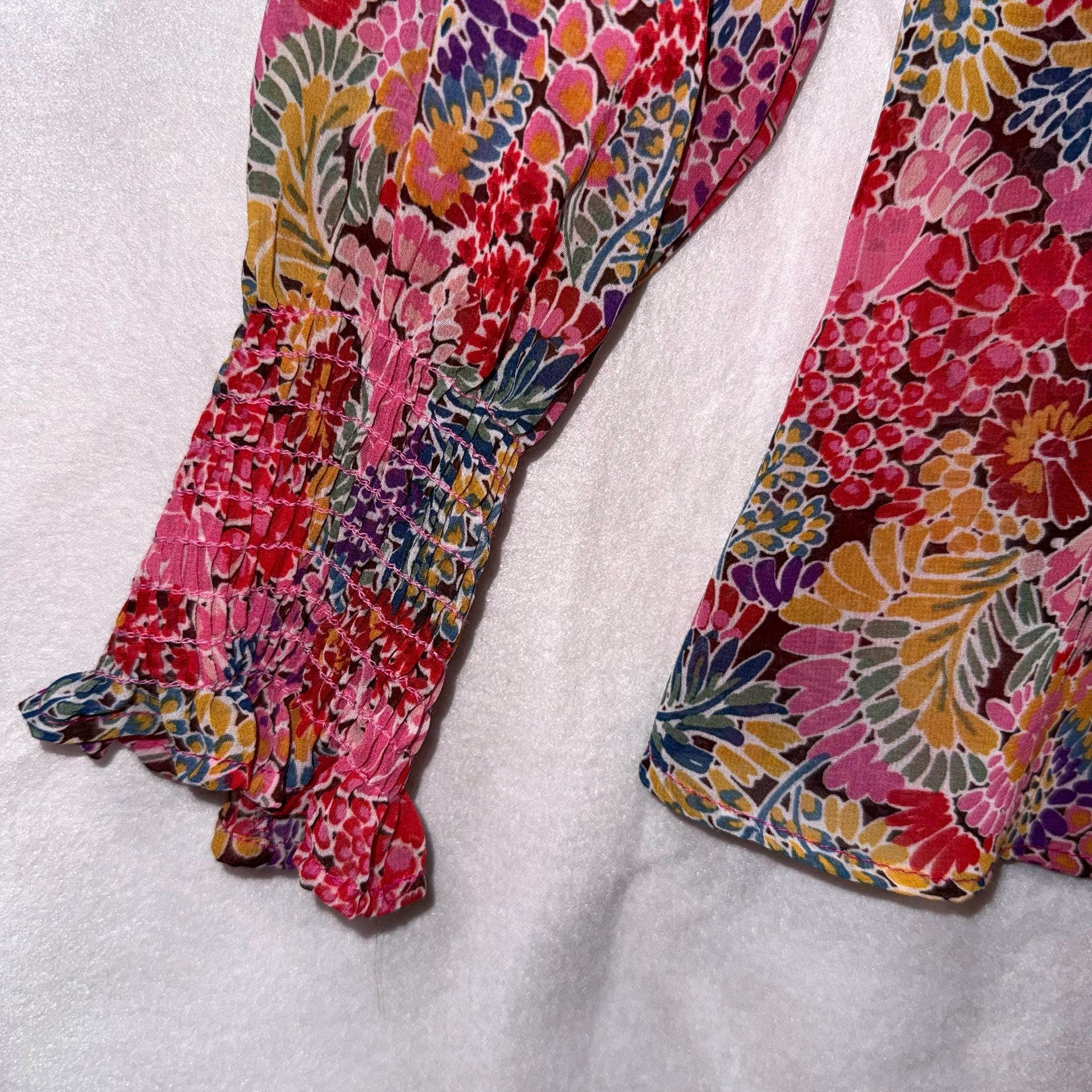 Les Amis Vibrant Floral Print Blouse with Smocked Cuffs - Medium  9