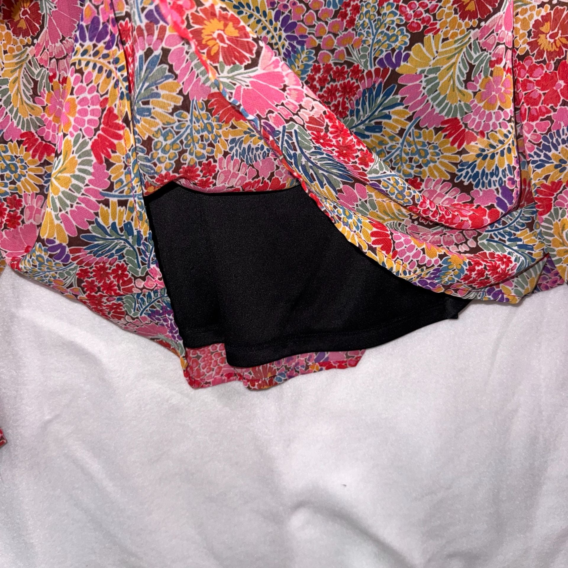 Les Amis Vibrant Floral Print Blouse with Smocked Cuffs - Medium  10
