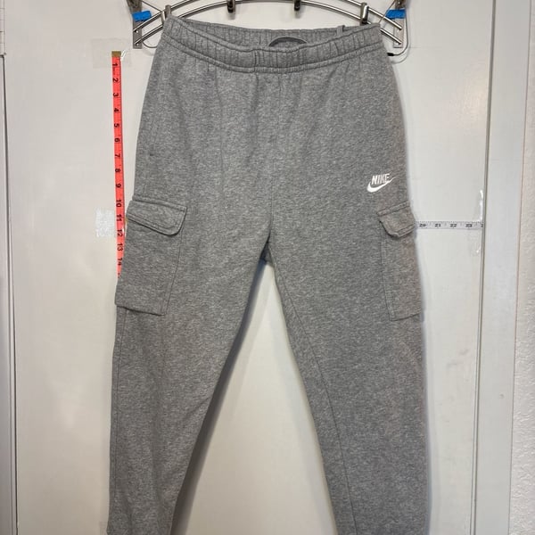 L: Nike Sportswear Club Fleece Gray Cargo Joggers M
