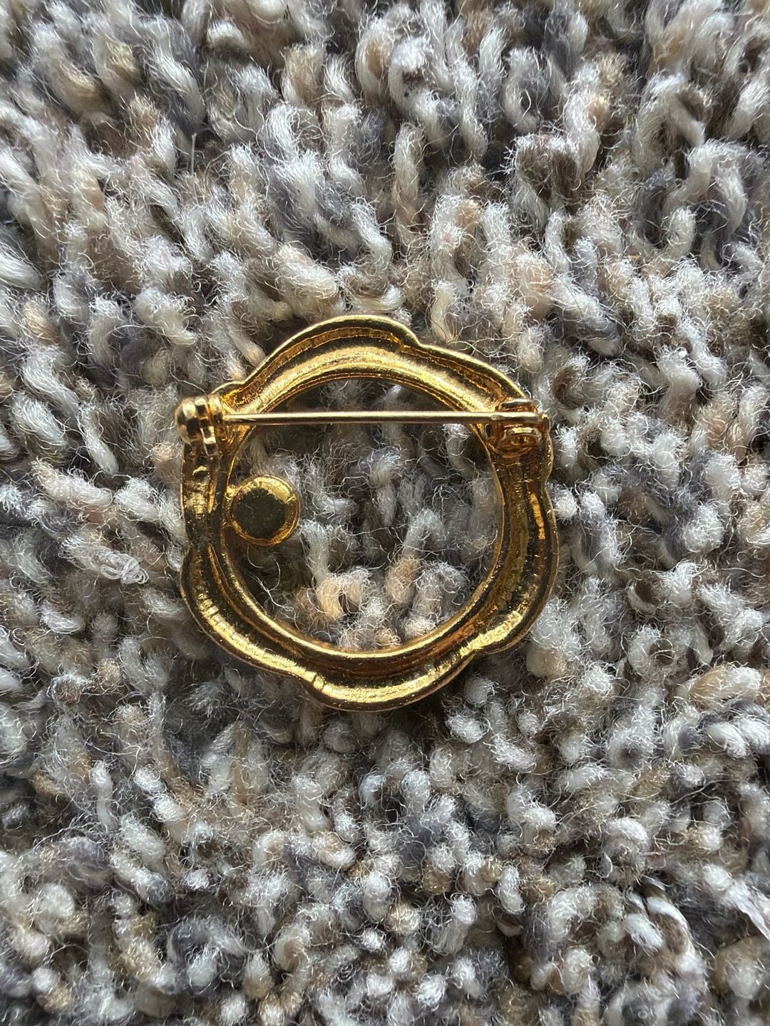 Vintage Gold Tone Textured Circle Brooch with Red Glass Cabochon Stone 3