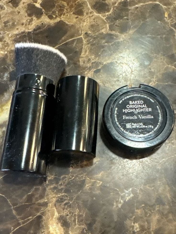 Laura Geller Retractable Kabuki Brush & Mini Baked Highlighter in French vanilla 3