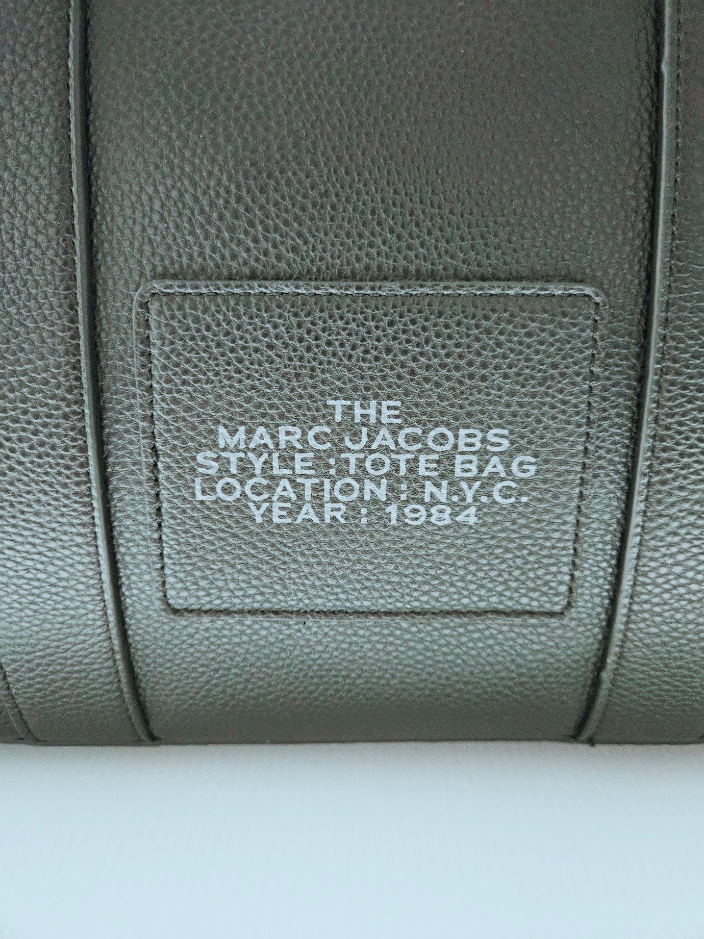 Marc Jacobs The Leather Tote Bag Medium in Black Pebble Leather EUC  7