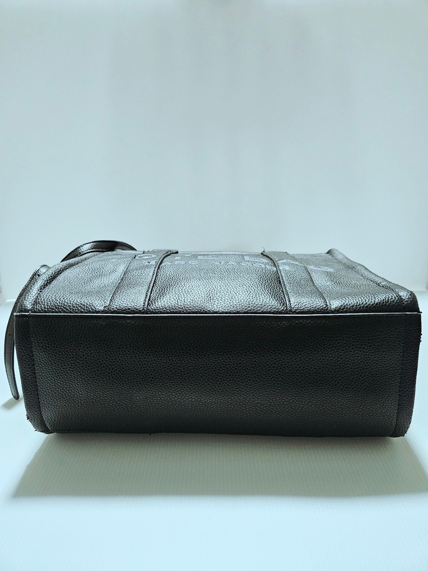 Marc Jacobs The Leather Tote Bag Medium in Black Pebble Leather EUC  8