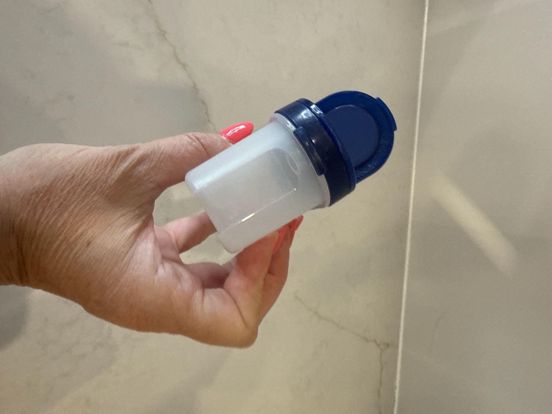 Tupperware Small Spice Shaker Container 1/2 Cup with Blue Dual Flip Lid 5