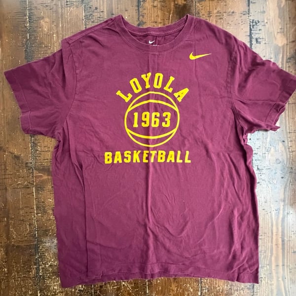 Nike Loyola 1963 Basketball Graphic T-Shirt Size XL
