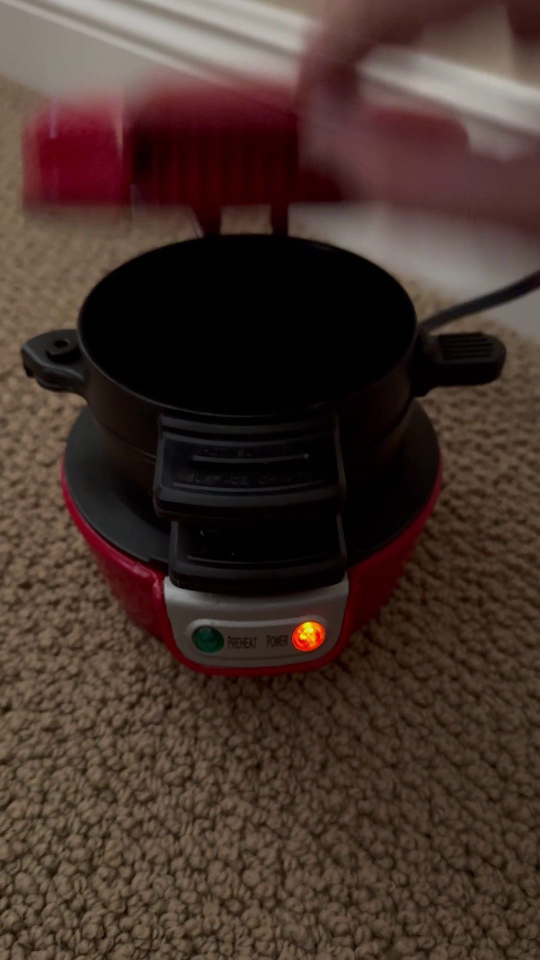 Hamilton Beach 25476 Breakfast Electric Sandwich Maker, Red 2