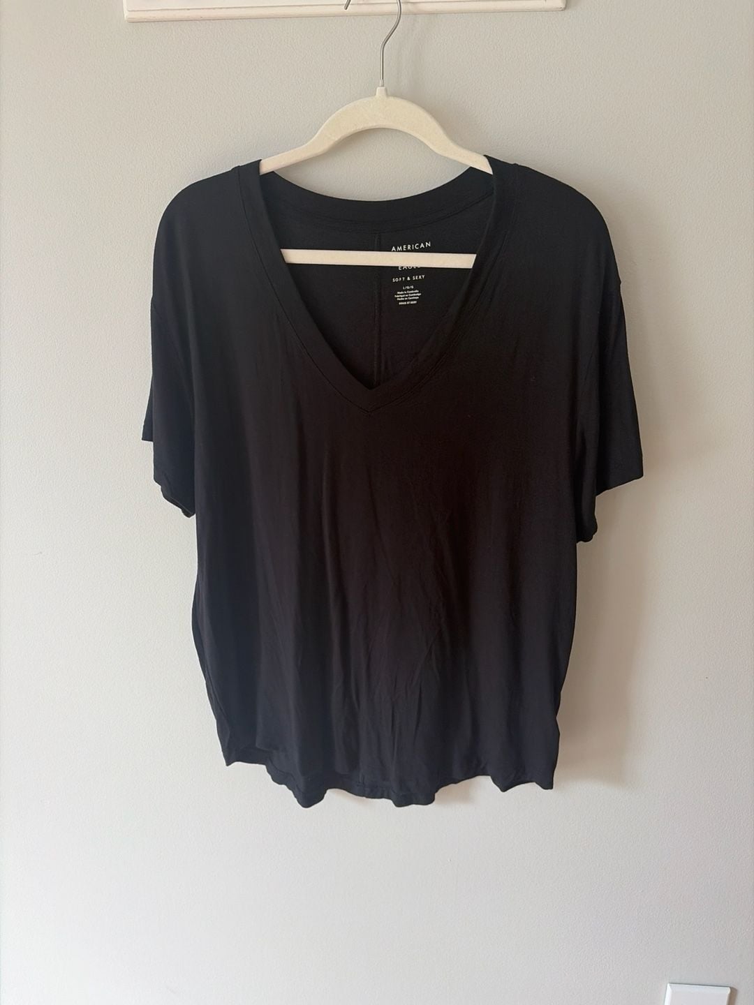 American Eagle Soft & Sexy Black V-Neck T-Shirt Size Large 1