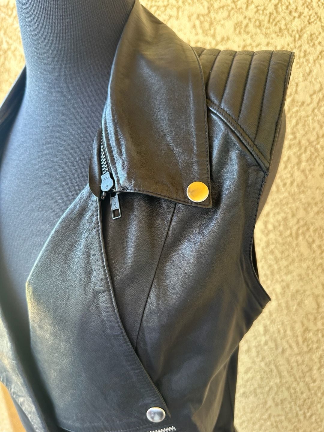 Skingraft Black Leather Moto Vest with Belt and Quilted Shoulders Size M 7