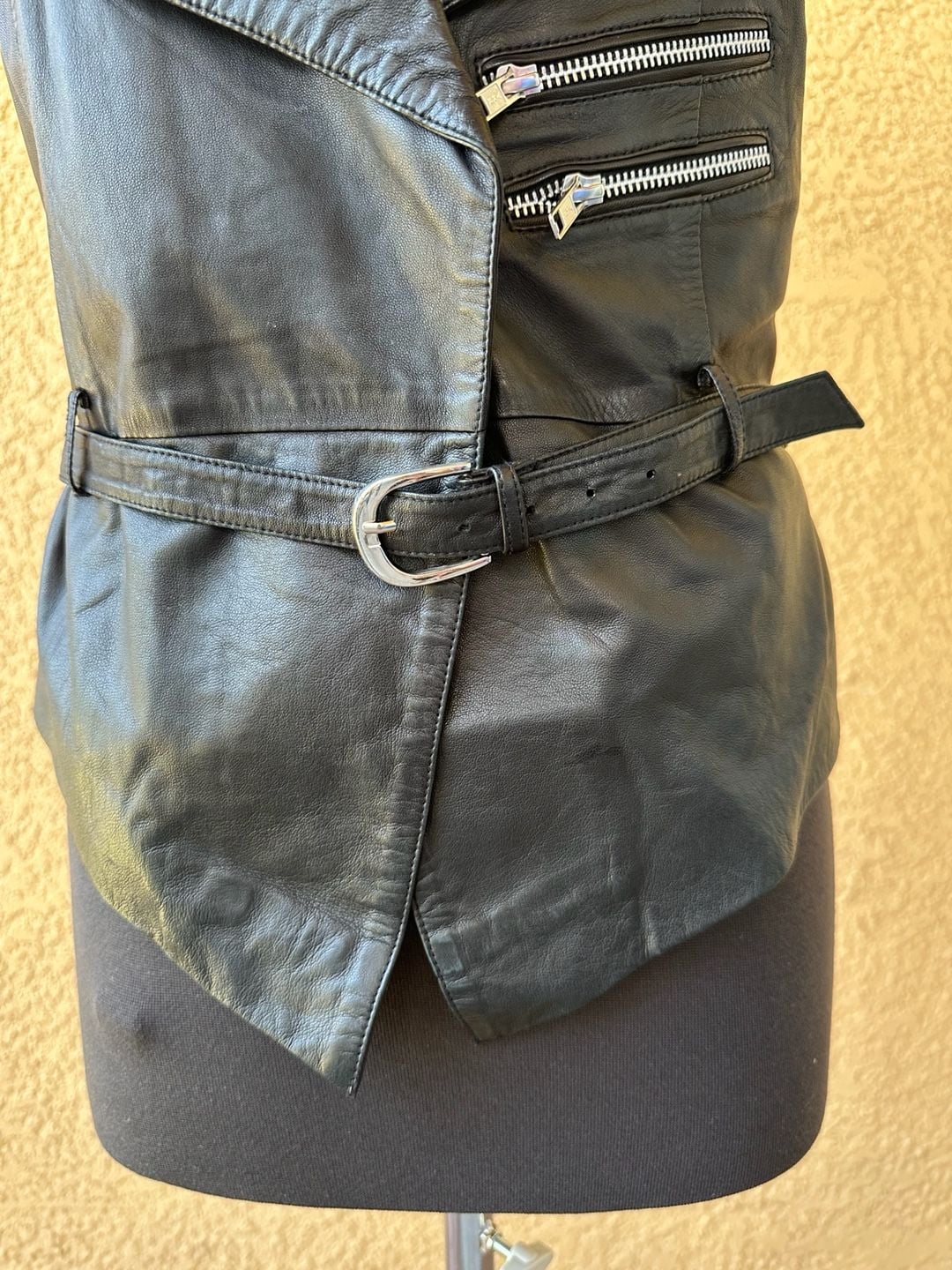 Skingraft Black Leather Moto Vest with Belt and Quilted Shoulders Size M 10