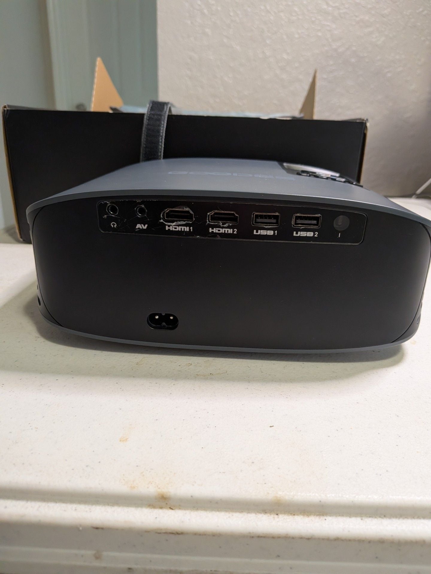 GooDee YG600 Plus 1080P Native Projector with Carrying Case and Accessories 5