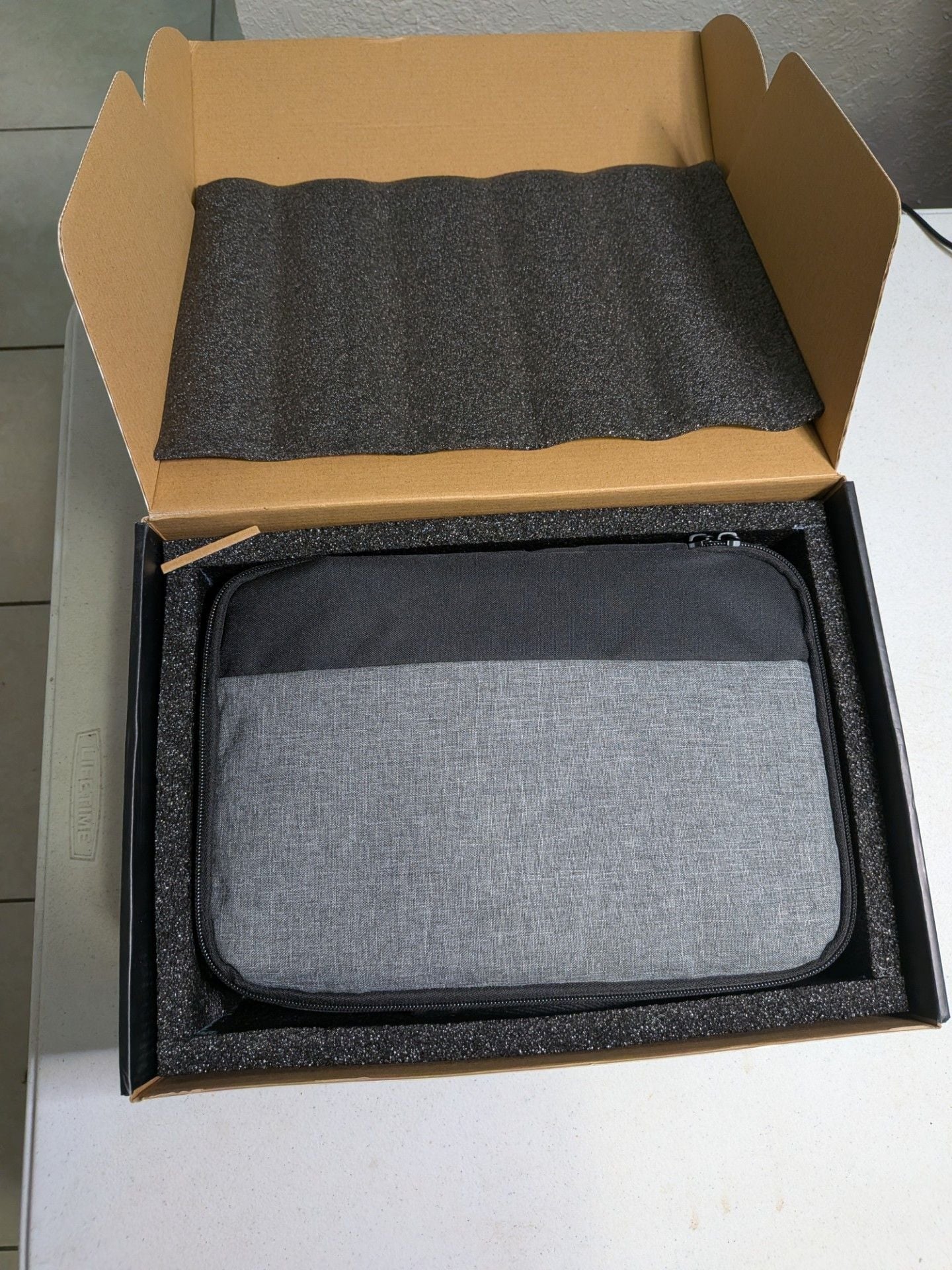 GooDee YG600 Plus 1080P Native Projector with Carrying Case and Accessories 6