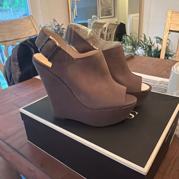 ShoeMint Kbell Grey Peep Toe Wedge Sandals Size 7