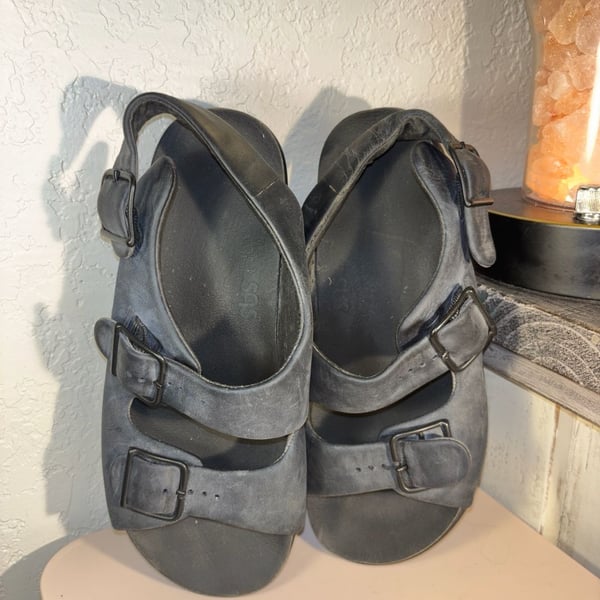 O2: SAS Relaxed Black Leather Three Strap Adjustable Comfort Sandals 6.5